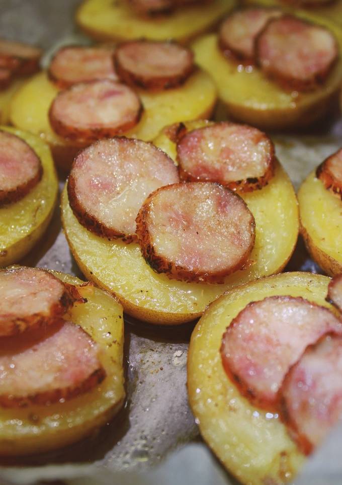 Картопля запечена з ковбасками