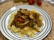 Una foto de couscous con pollo y verduras