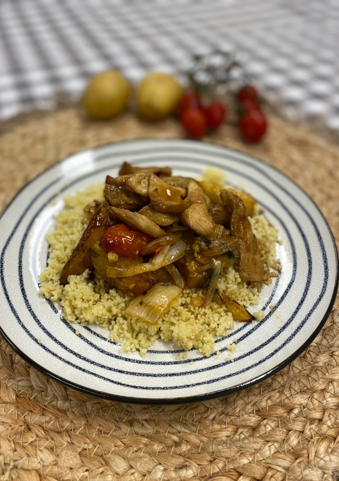 Una foto de Cuscús con verduras y pollo marinado en AirFryer