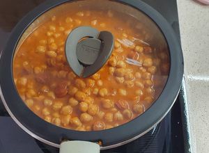Una foto de Garbanzos con chistorra o choricito