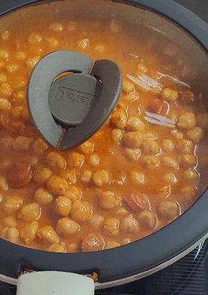 Una foto de Garbanzos con chistorra o choricito