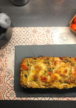 Une photo de Cake healthy à base de son d'avoine : tomates, thon, mozza