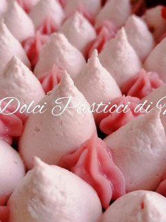 Foto di Crema pasticcera montata alle fragole e lamponi