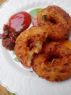 લેફ્ટ ઓવર ખીચડી મેંદુવડા (Left Over Khichdi Meduvada Recipe In Gujarati) રેસીપી મુખ્ય ફોટો