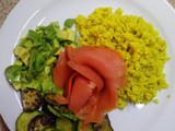 Miglio con avocado, zucchine e salmone keta affumicato