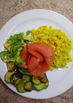 Foto di Miglio con avocado, zucchine e salmone keta affumicato