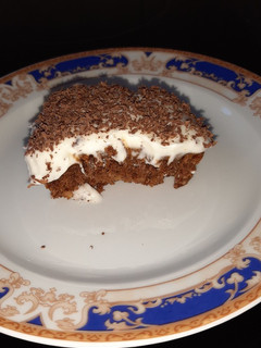 Una foto de Brownie con cobertura de dulce de leche y nata