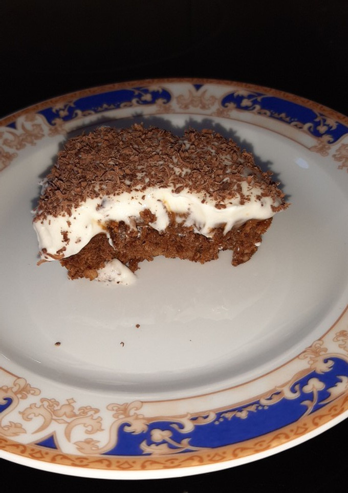 Una foto de Brownie con cobertura de dulce de leche y nata