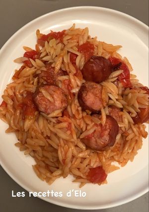 Une photo de Trofie à la tomate et aux saucisses