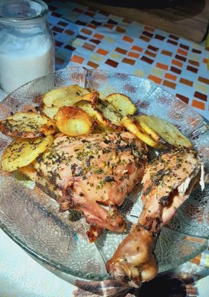 Una foto de Pollo al horno + papas 🤤 😋 👌