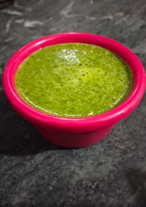 A picture of Green coriander mint chutney.