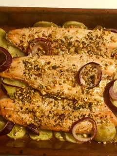 Una foto de Trucha al horno lima y frutos secos