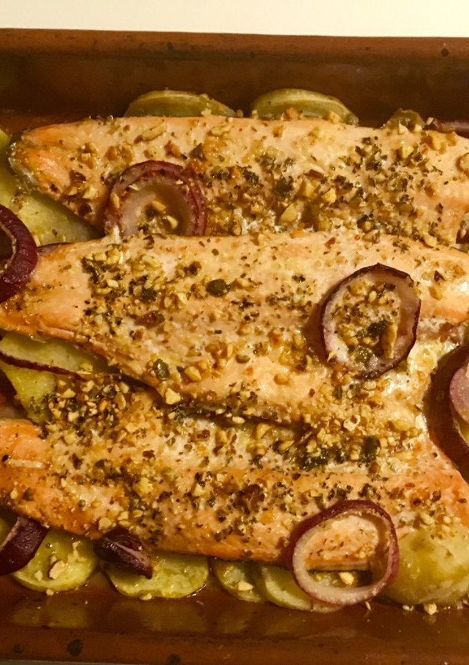 Una foto de Trucha al horno lima y frutos secos