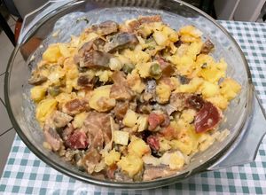 Une photo de Salade de pommes de terre aux harengs et tomates sauce moutarde