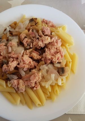 Una foto de Pasta con atún, cebolla y champiñones