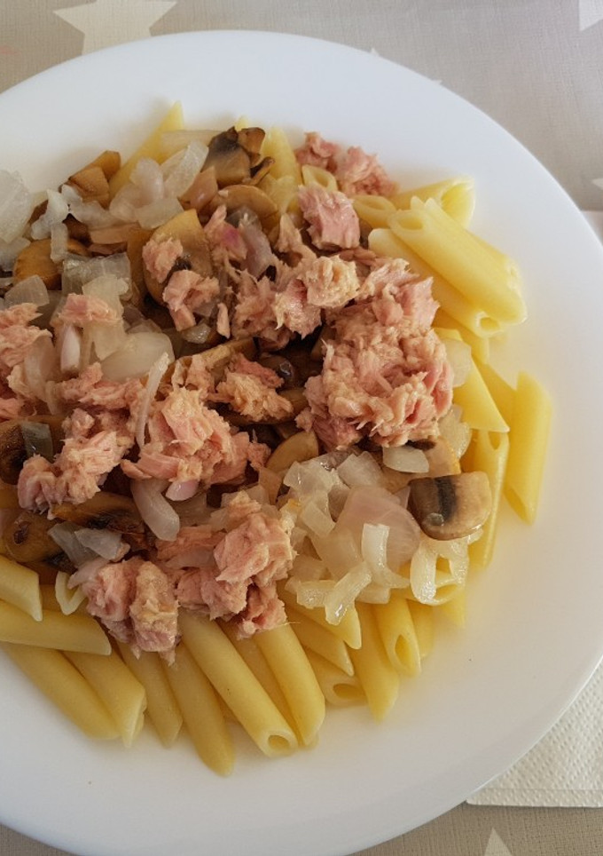 Una foto de Pasta con atún, cebolla y champiñones