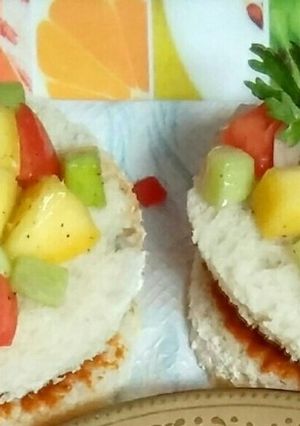 ब्रेड बर्गर विद मेंगो सालसा (Bread burger with mango salsa recipe in Hindi) रेसिपी मुख्य फोटो