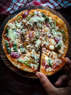 চীজি ক্যাপ্সিকাম পিজ্জা (cheesy capsicum pizza recipe in Bengali) রেসিপির প্রধান ছবি