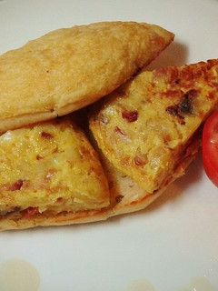 Una foto de Montadito de tortilla española con bacon