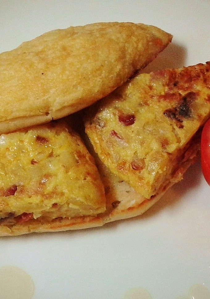 Una foto de Montadito de tortilla española con bacon
