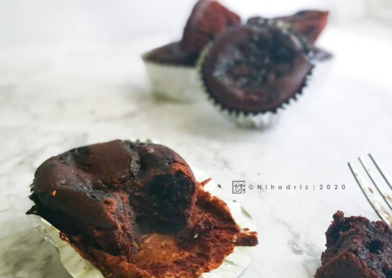 Kue coklat lembab itu sendiri bukan vegan (tanpa kaleng dan tanpa telur).