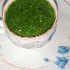 A picture of Green chutney.