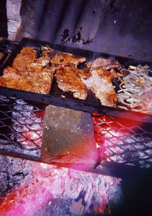 Una foto de Bife a la plancheta con papas