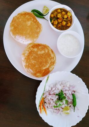 छोले भटूरे (यीस्ट से बना) (chole bhature recipe in hindi) रेसिपी मुख्य फोटो