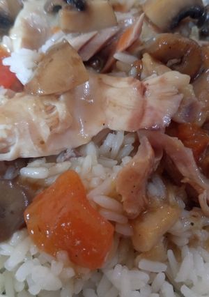 Una foto de Pollo con champiñones