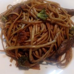 A picture of Chicken chow mien.