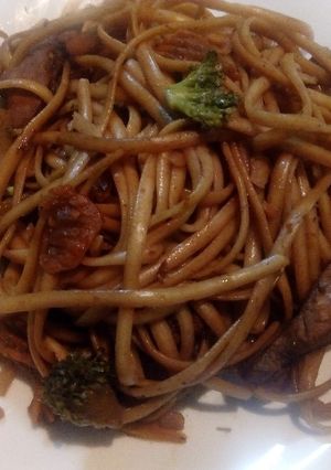 A picture of Chicken chow mien.