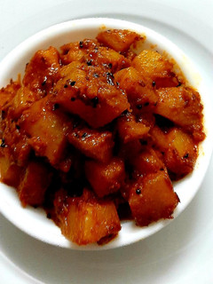 कद्दू की खट्टी-मीठी सब्जी (Kaddu ki khatti meethi sabzi recipe in hindi) रेसिपी मुख्य फोटो