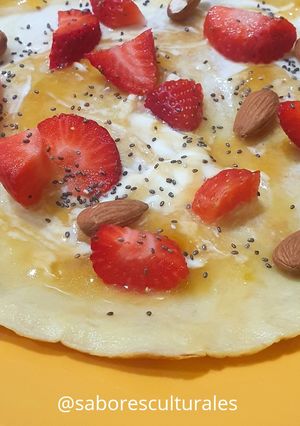 Una foto de 🥞🍌Panqueque de banana con frutas, frutos secos y semillas