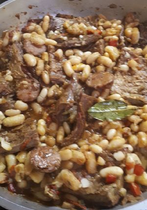 Una foto de Matambre y porotos