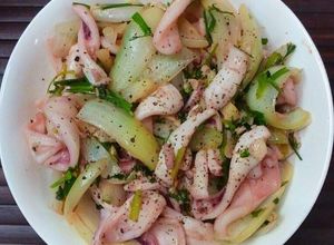 Hình của món Mực mai xào hành tây.