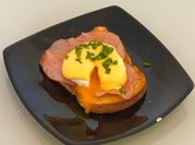 Uma foto de ovos benedict