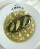 Nopal relleno de frijoles y queso panela sobre una capa de chayote y papa en salsa verde