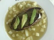 Una foto de nopales con queso panela
