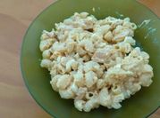 Una foto de ensalada de coditos y pollo