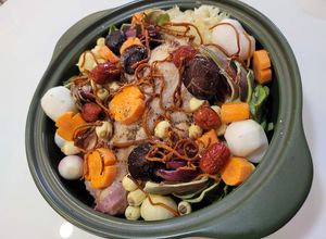 Hình của món Gà tiềm atiso và nấm.