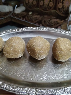 તલ ના લાડુ (Til Ladoo Recipe In Gujarati) રેસીપી મુખ્ય ફોટો