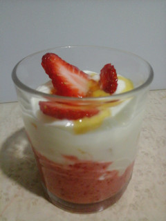 Una foto de Yogur griego con fresas