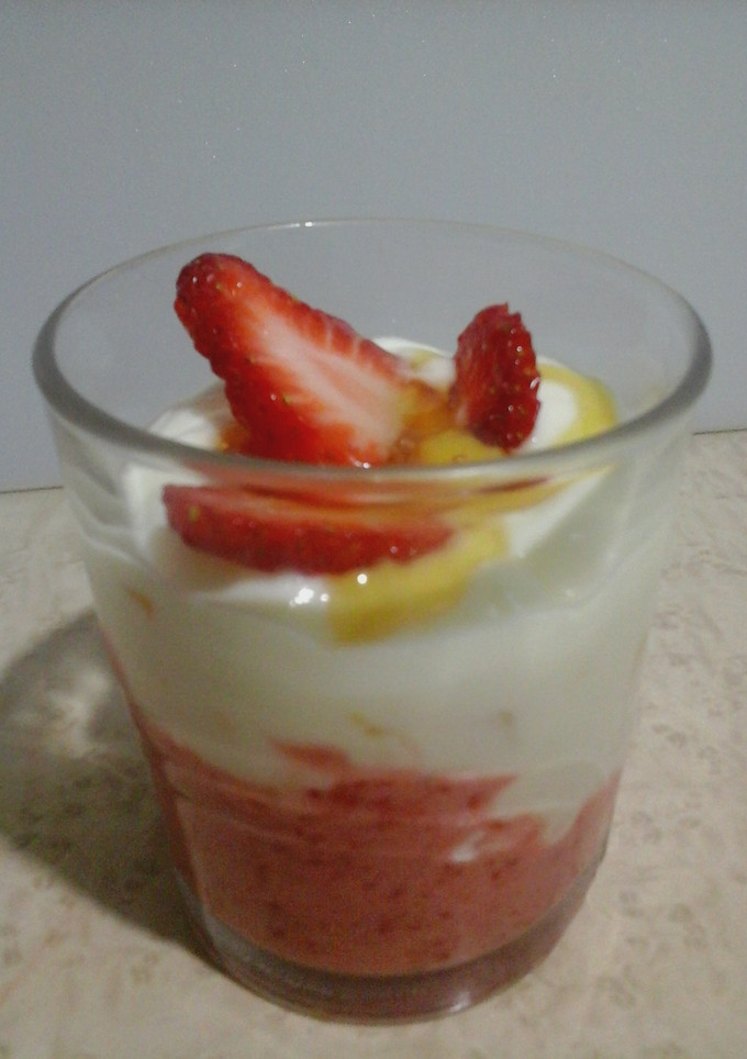 Una foto de Yogur griego con fresas