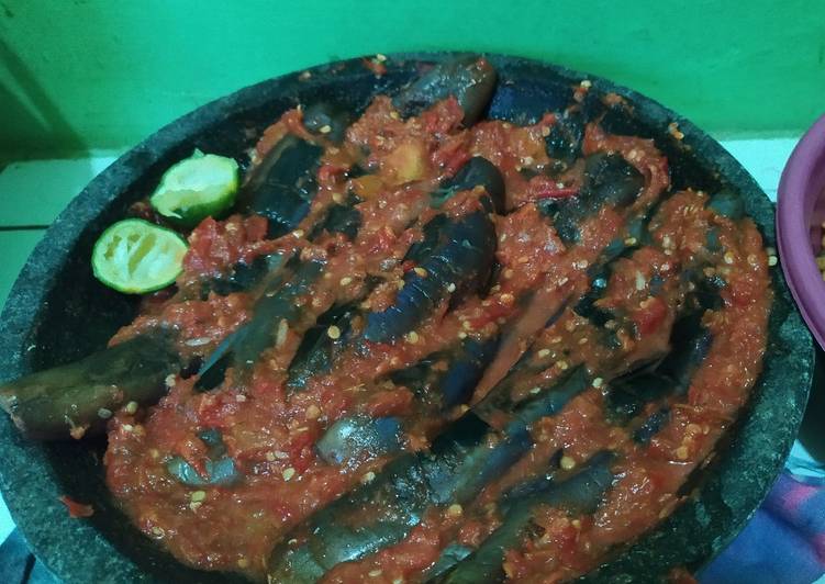Bagaimana Menyiapkan Pecak terong Ungu 🍆🍆🍆 yang simpel