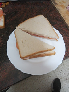 Una foto de Sándwich de tomate, queso y jamón cocido