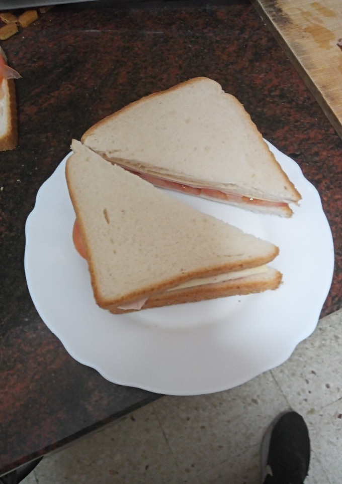 Una foto de Sándwich de tomate, queso y jamón cocido