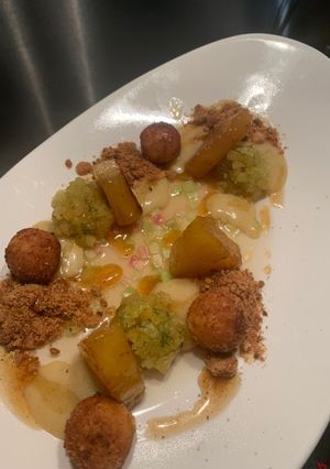 Une photo de Ananas,miel,radis Green meat et cromesquis de crème fumée au foin