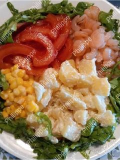 Una foto de Almuerzo fresco de tomate y otros