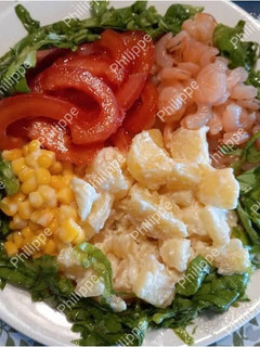 Una foto de Almuerzo fresco de tomate y otros