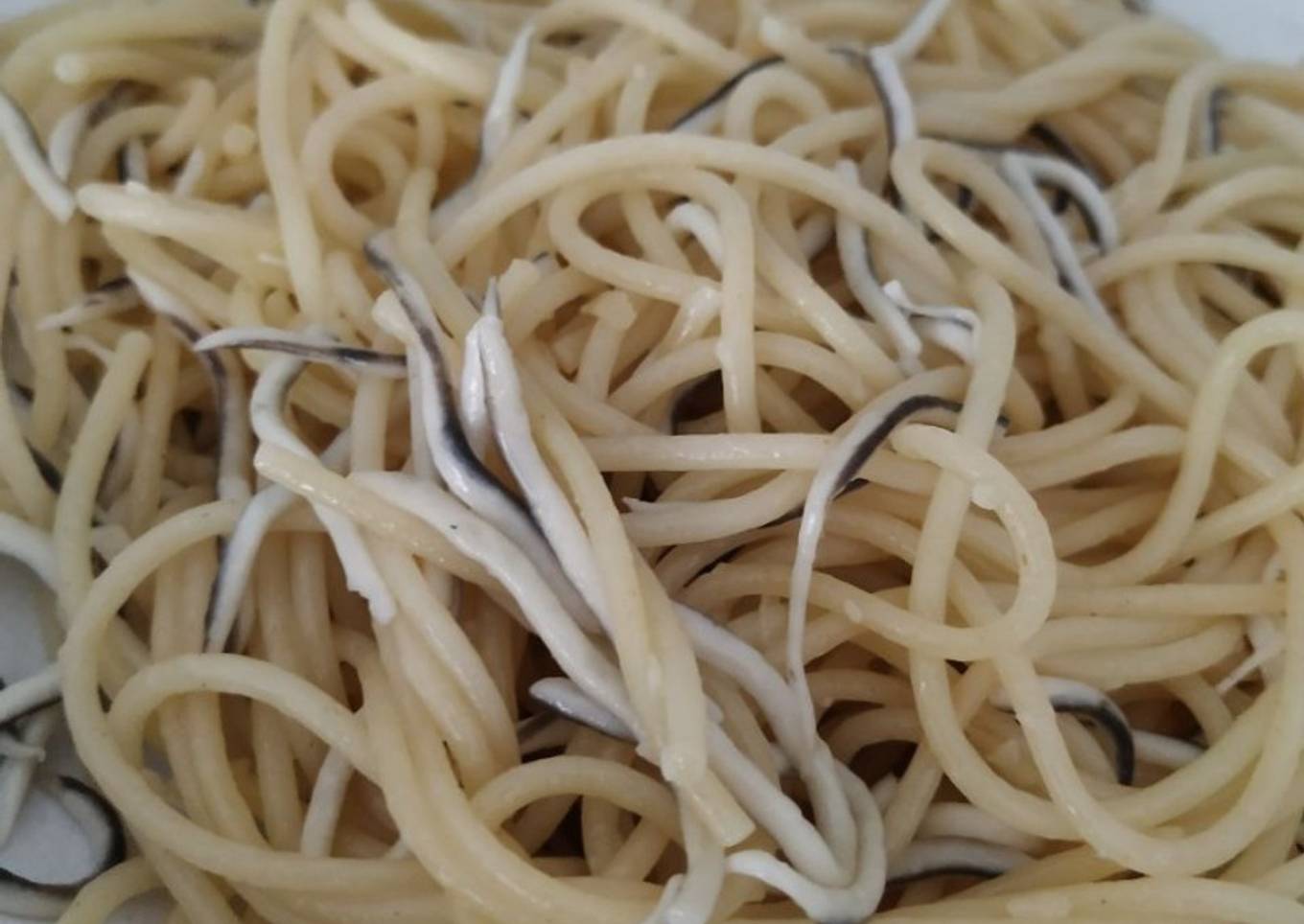 Espaguetis con gulas al ajillo